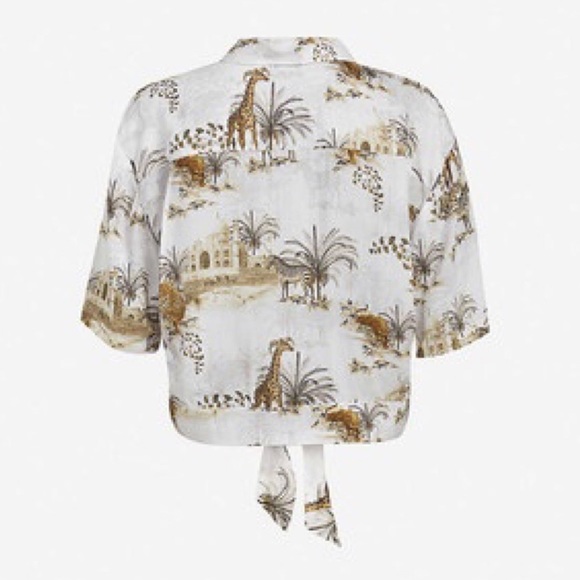 ALLSAINTS Shortsleeved Crop Top with tie front design. Montessori mom zoo outfit - Picture 7 of 10